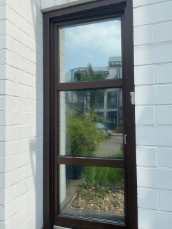 verspiegelte Scheibe mit Fensterfolie