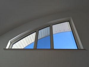 Rundes Fenster mit Sonnenschutzfolie