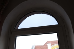 Ein Rundfenster mit angebrachter Sonnenschutzfolie