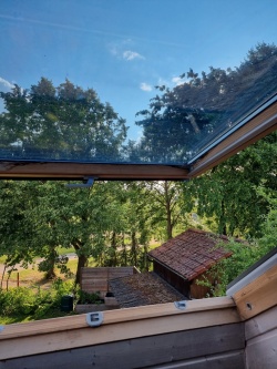 Sonnenschutzfolie stark verspiegelt außen auf einem Dachfenster