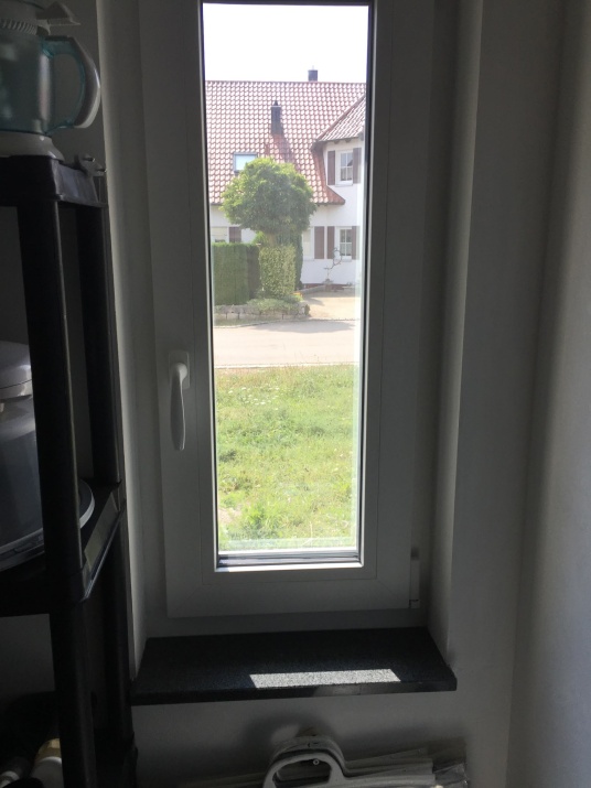 Sonnenschutzfolie als Hitzeschutz auf einem schmalen Fenster