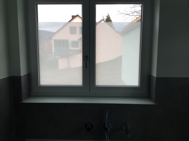 Textilgewebefolie als Sichtschutz im Badezimmer angebracht