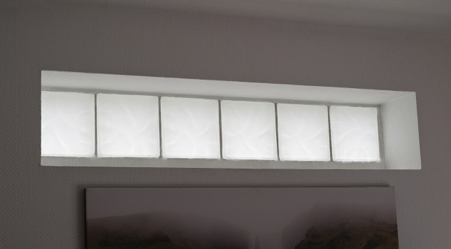 Mehrere mit der lichtdurchlässigen Farbfolie in lichtgrau beklebten Fenster in einem Arbeitszimmer