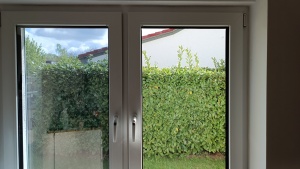 Innenansicht linkes Fenster mit Spionspiegelfolie in silber