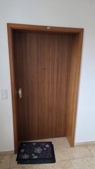 Möbelfolie in Eukalyptus-Holzoptik auf einer Tür