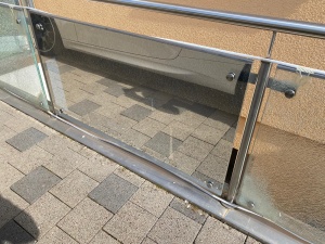 Spionspiegelfolie auf Glasgeländer
