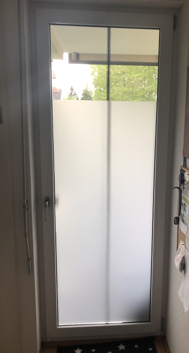 Teilweise mit Sichtschutzfolie beklebtes Fenster