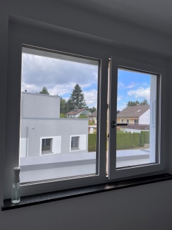 Sichtschutz am Tag mit verspiegelter Fensterfolie