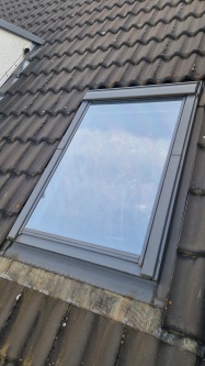 Dachfenster mit Sonnenschutzfolie, silber mittel verspiegelt