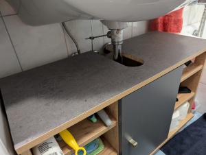 Waschtisch mit Möbelfolie im Farbton Beton dunkelgrau