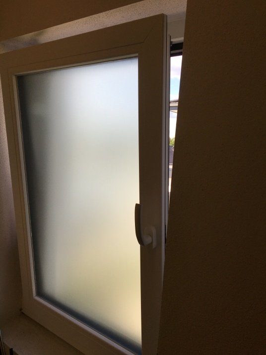 Fensterfolie im Design von Ätzglas