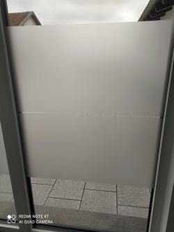 kleberlose Sichtschutzfolie im Ätzglasdesign