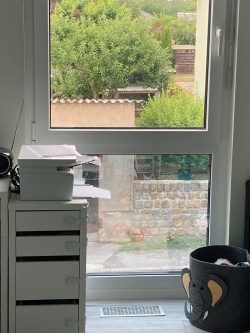 Einseitig verspiegeltes Fenster mit Spionspiegelfolie