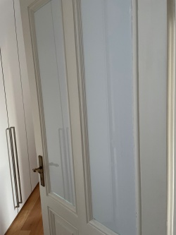Verdunkelungsfolie, Innenmontage auf einem Türfenster angebracht