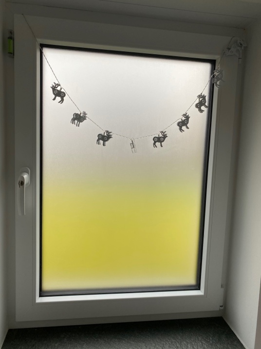Sichtschutzfolie Frostglas weiß matt an einem Außenfenster