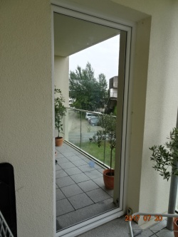 Silber verspiegelte Sonnenschutzfolie auf einer Balkontür