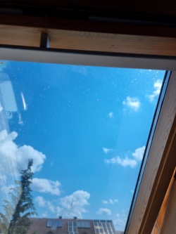 Dachfenster mit Sonnenschutzfolie stark verspiegelt