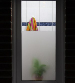 Sichtschutz bei Nacht mit Adhäsionsfolie Sandstrahldesign transparent matt