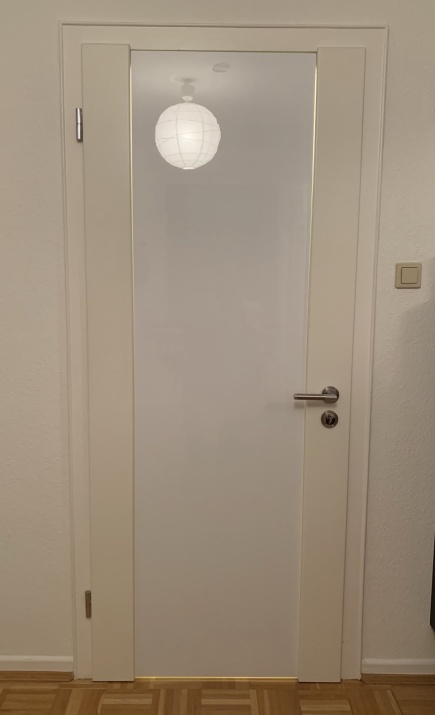 Weiße Verdunkelungsfolie auf einer Glastür