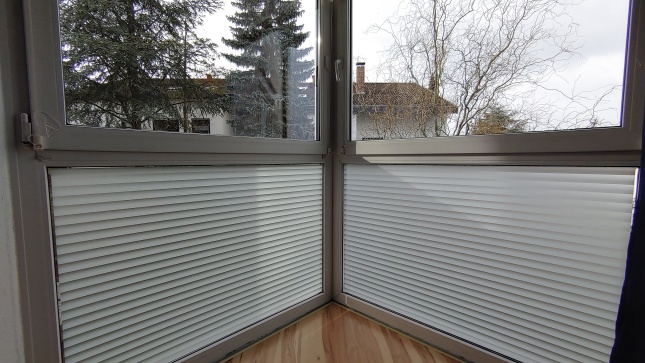 Kleberlose Fensterfolie mit horizontal transparent-weiß schattierten Streifen