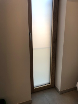 Milchglasfolie auf bodentiefem Fenster