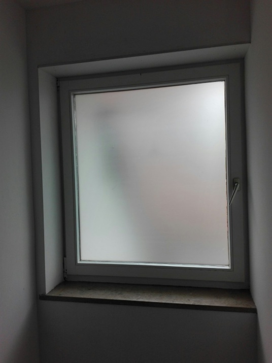 Selbsthaftende Sichtschutzfolie auf dem ganzen Fenster aufgebracht.