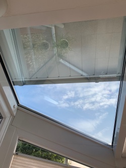 Spionspiegelfolie auf einem Dachflächenfenster