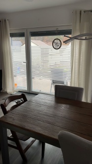 Matte Streifenfolie auf einem Wohnzimmerfenster
