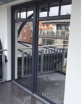 Spiegelfolie in silber verspiegelt auf einem großen Fenster