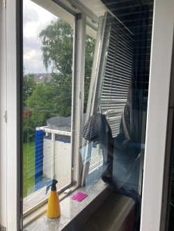 Silber dunkel verspiegelte Sonnenschutzfolie auf Wohnzimmerfenster angebracht.