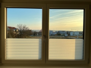 selbsthaftende Folie mit schattierten Streifen