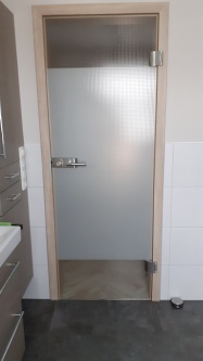 Weiße Milchglasfolie auf Badezimmertür
