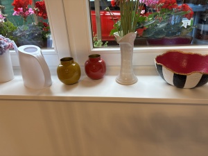 Fensterbank mit Möbelfolie in weiß foliert