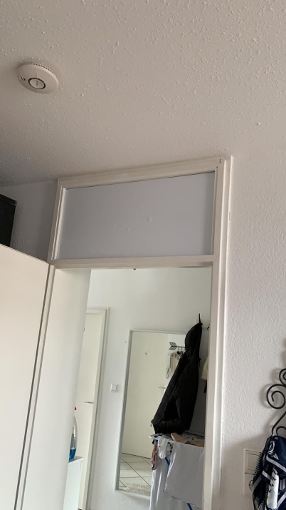 weiße Verdunkelungsfolie auf einem Tür Oberlicht