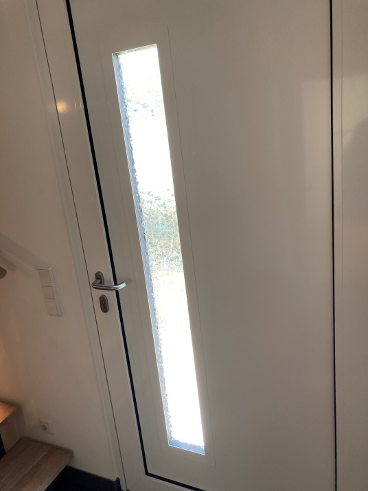 Adhäsionsfolie auf Haustür Lichtschlitz