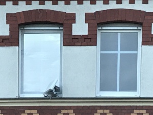 Außenansicht eines Fensters mit Spiegelfolie und ohne