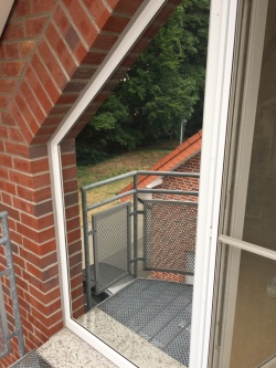 Sonnenschutzfolie auf einem Sonderformfenster optimal zugeschnitten und angebracht