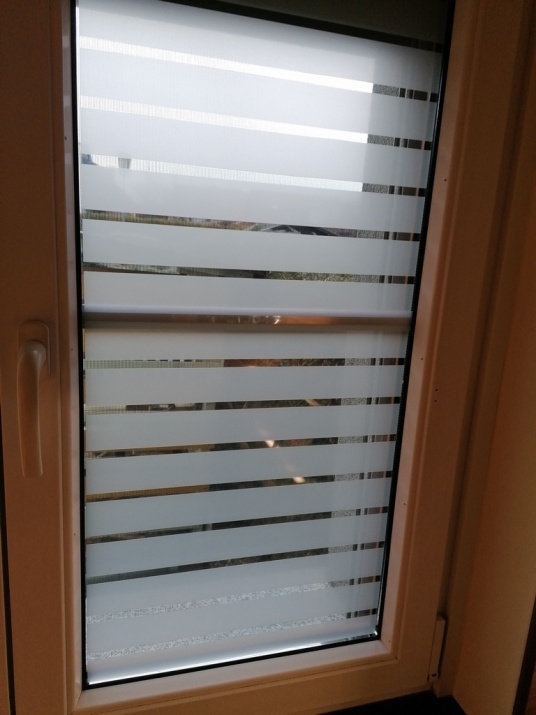 Fensterfolie horizontalen Streifen als Sichtschutz auf einem Fenster