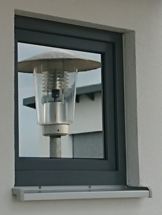 Spiegeleffekt einer Spionspiegelfolie an einem kleinen Fenster