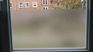 Teilweise Beklebung eines Fensters mit Sandstrahldesign Sichtschutzfolie