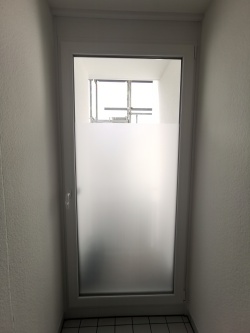 Statische Fensterfolie im Sandstrahldesign auf einer Glastür