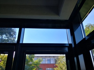 Eine auf ein Oberlicht montierte, dunkle Sonnenschutzfolie