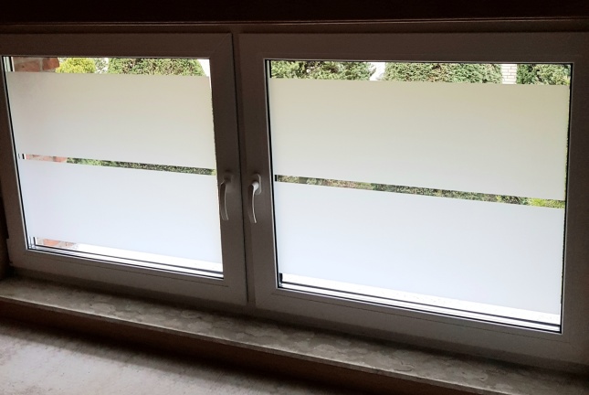Moderne zugeschnittene Milchglasfolie auf einem Doppelfenster