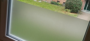 Sandstrahldesign Sichtschutzfolie als teilweise Beklebung eines Fensters.