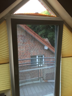 Innenansicht eines Dachgeschossfenster mit montierter Sonnenschutzfolie