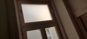 Fluegelfenster mit weiß mattem Sichtschutz