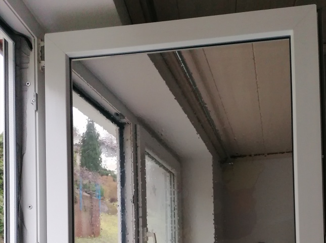 Silber verspiegelte Fensterfolie auf einem Flügelfenster