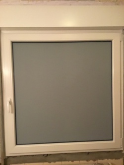 Adhäsionsfolie weiß matt blickdicht auf einem kleinen Fenster