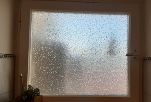 Fensterfolie mit kleinen Körnern