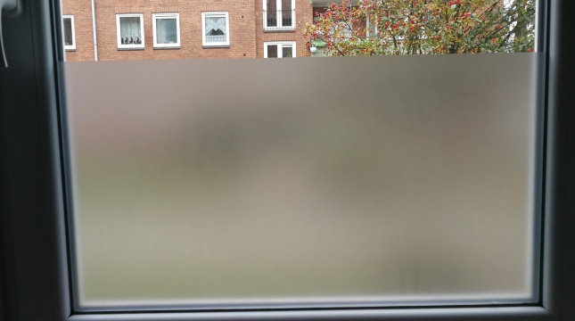 Satinatofolie als selbstklebender Sichtschutz auf Maß